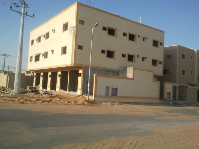 للبيع  عماره استثماريه بعنيزه مساحه 688متر على شارعين