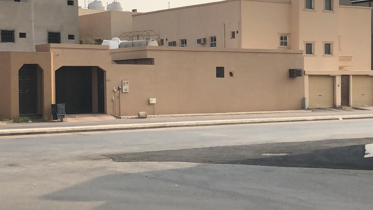 للبيع استراحه عائليه بحي الوسطى بعنيزة مساحه 542 متر شارع 25